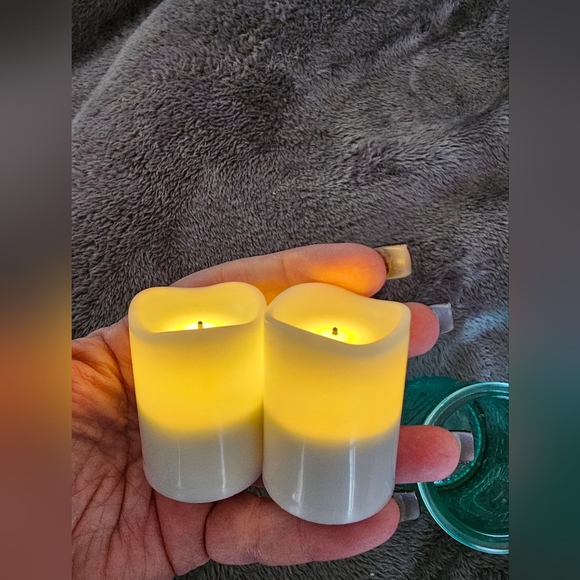 2 green glass candle holders with electric candles 3" x 2.5" - Picture 3 of 4